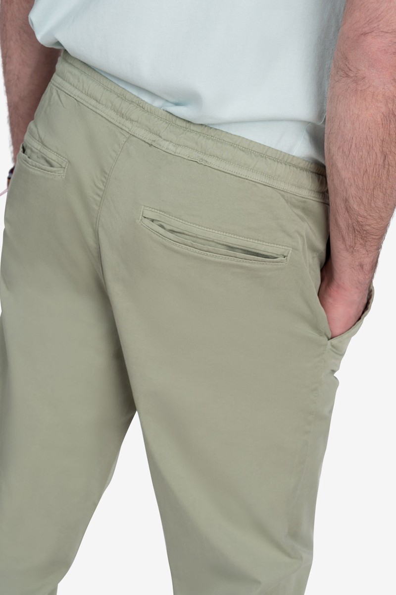 Pantalón Jogger Harper and Neyer Military Light : 100% algodón, corte relajado, bajos elásticos y cintura ajustable. Comodidad con estilo urbano.  2