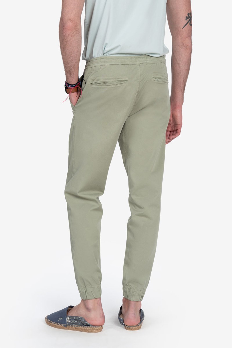   Pantalón Jogger Harper and Neyer Military Light : 100% algodón, corte relajado, bajos elásticos y cintura ajustable. Comodidad con estilo urbano. 