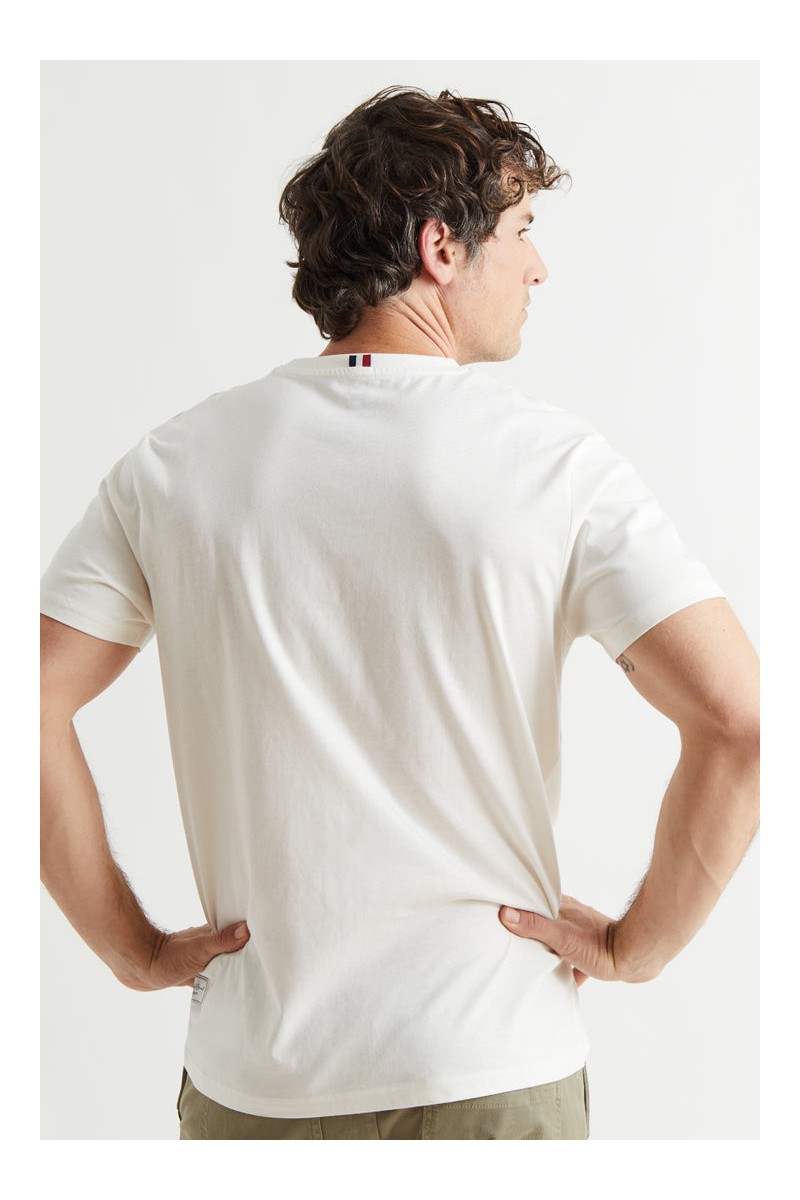  Camiseta blanca con logotipo en relieve tipo parche. Estilo moderno y diseño icónico. 