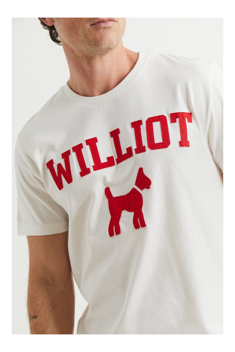  Camiseta blanca con logotipo en relieve tipo parche. Estilo moderno y diseño icónico. 