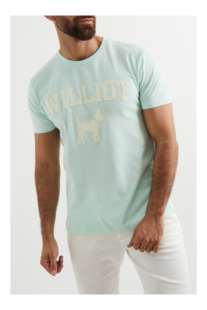  Camiseta turquesa con logo bordado en rojo tipo parche. Color y estilo para tu día a día. 