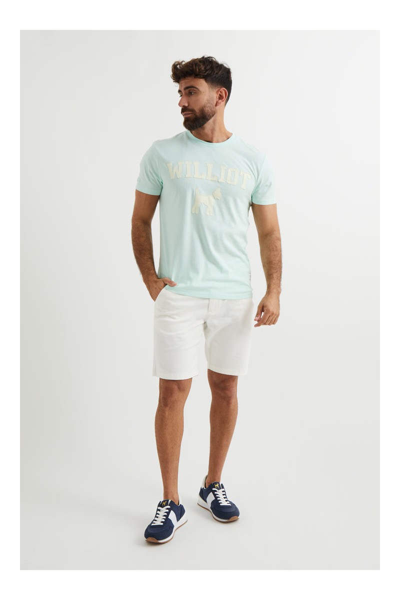  Camiseta turquesa con logo bordado en rojo tipo parche. Color y estilo para tu día a día. 