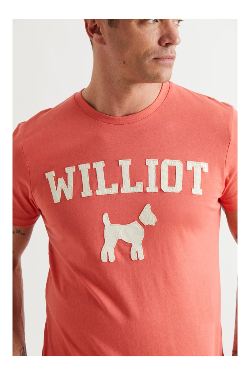  Camiseta coral con logo bordado en rojo tipo parche. Comodidad y estilo con un color vibrante. 