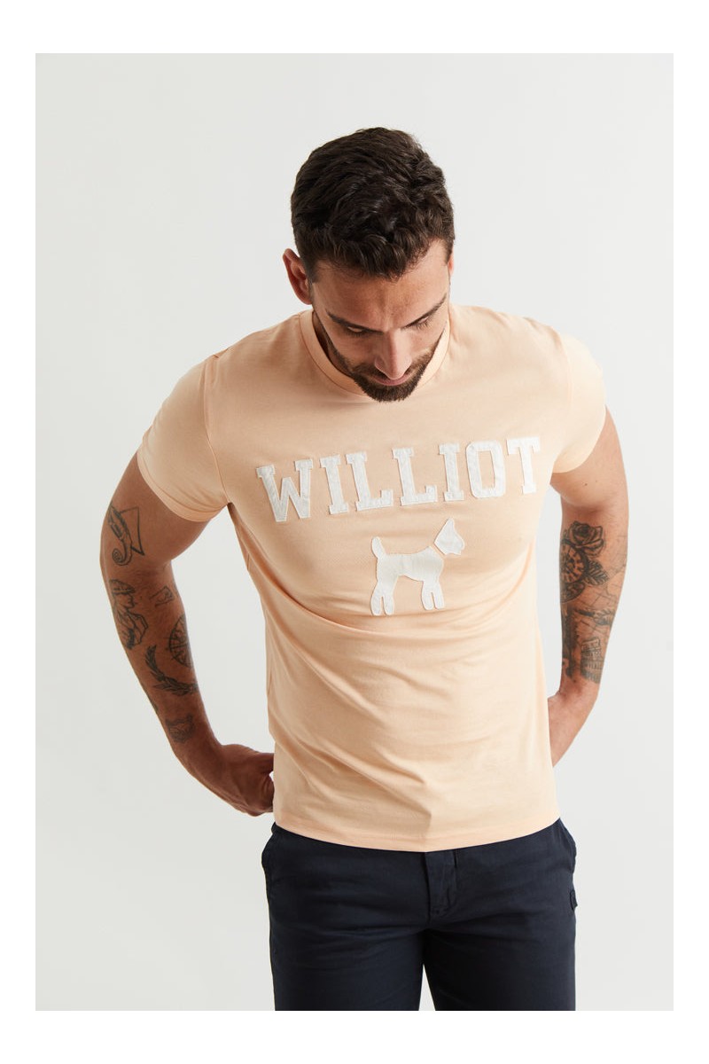 Camiseta naranja Williot con logo bordado en rojo tipo parche. Estilo moderno con mucho carácter.  2