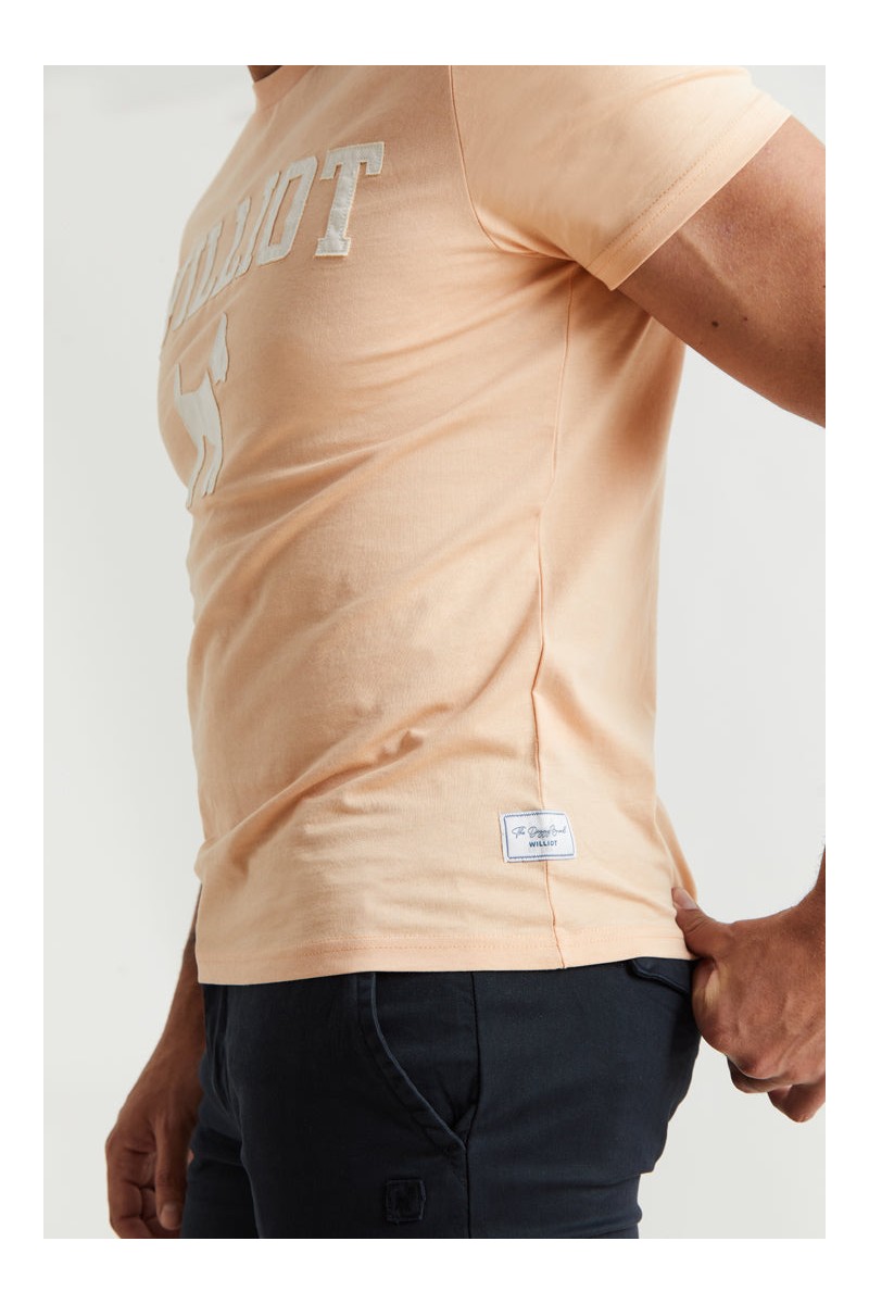  Camiseta naranja Williot con logo bordado en rojo tipo parche. Estilo moderno con mucho carácter. 