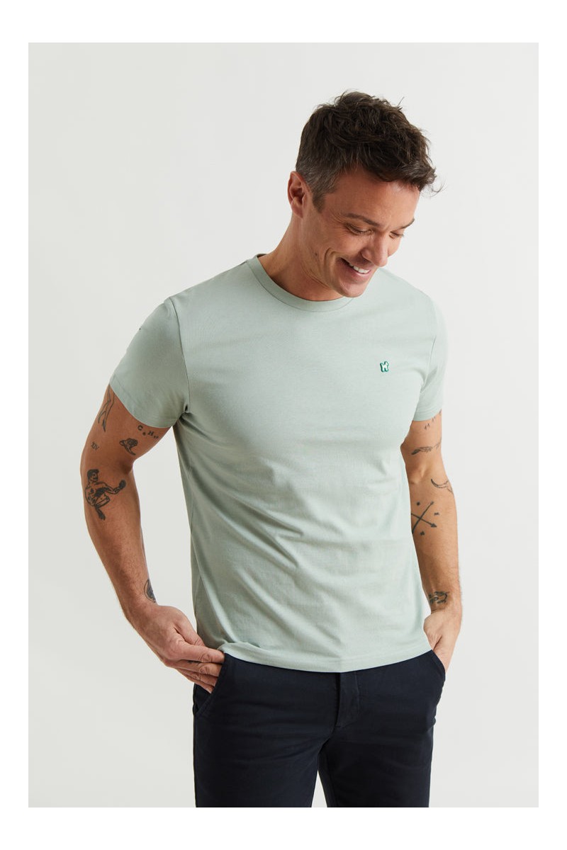  Camiseta Williot Groovy de colorKAHKY con estampado retro en la espalda. Un básico con personalidad, ideal para looks casuales. 