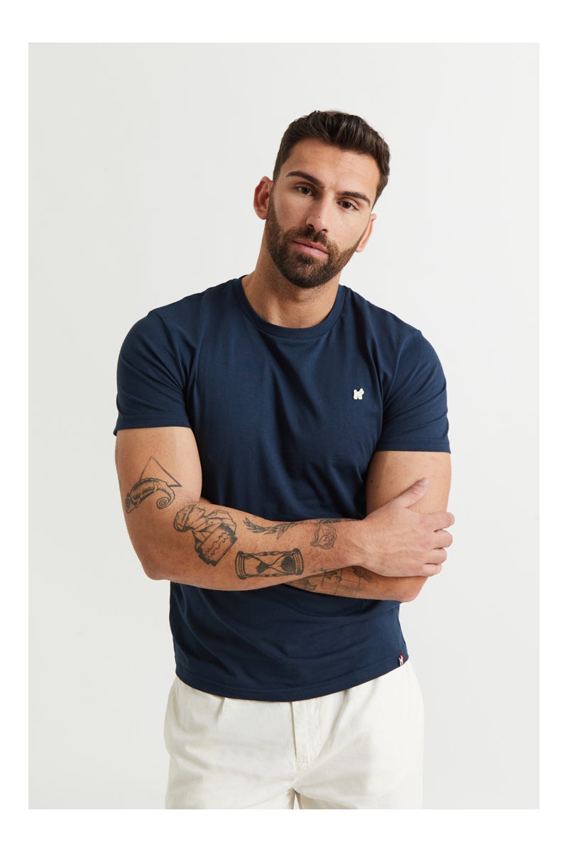  Camiseta Williot Groovy de color marino con estampado retro en la espalda. Un básico con personalidad, ideal para looks casuales. 