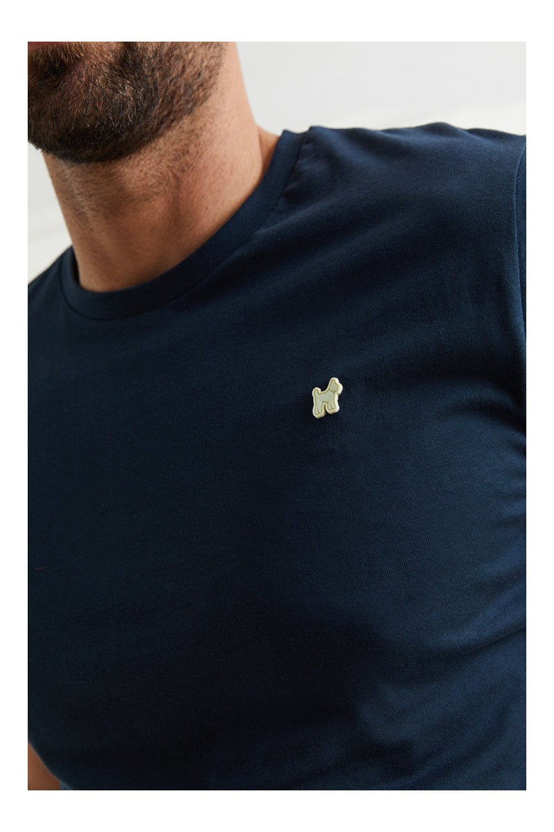  Camiseta Williot Groovy de color marino con estampado retro en la espalda. Un básico con personalidad, ideal para looks casuales. 