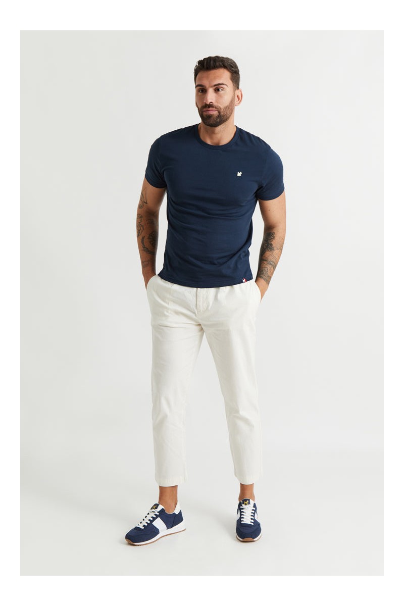  Camiseta Williot Groovy de color marino con estampado retro en la espalda. Un básico con personalidad, ideal para looks casuales. 