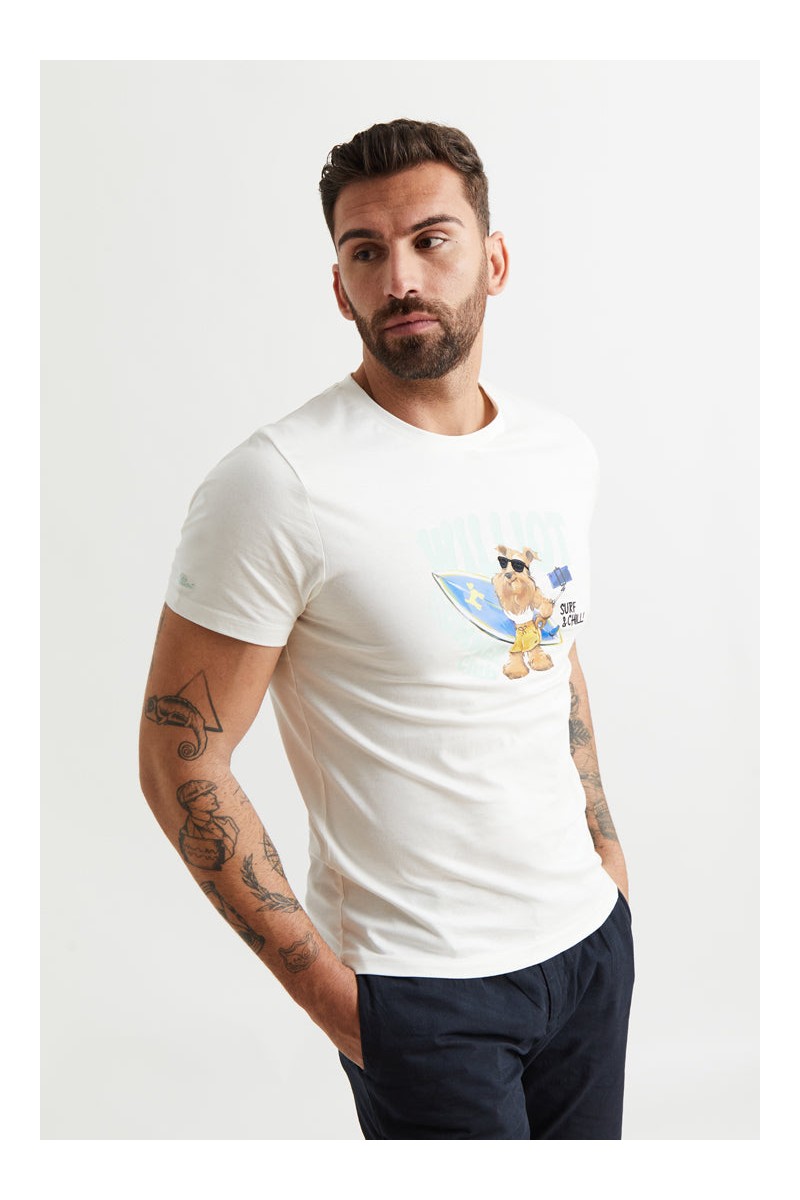  Camiseta blanca de Williot con ilustración de Mr. Williot en estilo surfer. Perfecta para un look fresco y divertido ☀️🌊 