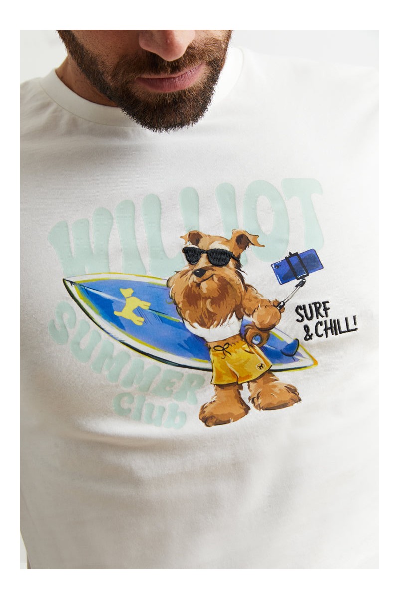 Camiseta blanca de Williot con ilustración de Mr. Williot en estilo surfer. Perfecta para un look fresco y divertido ☀️🌊  2