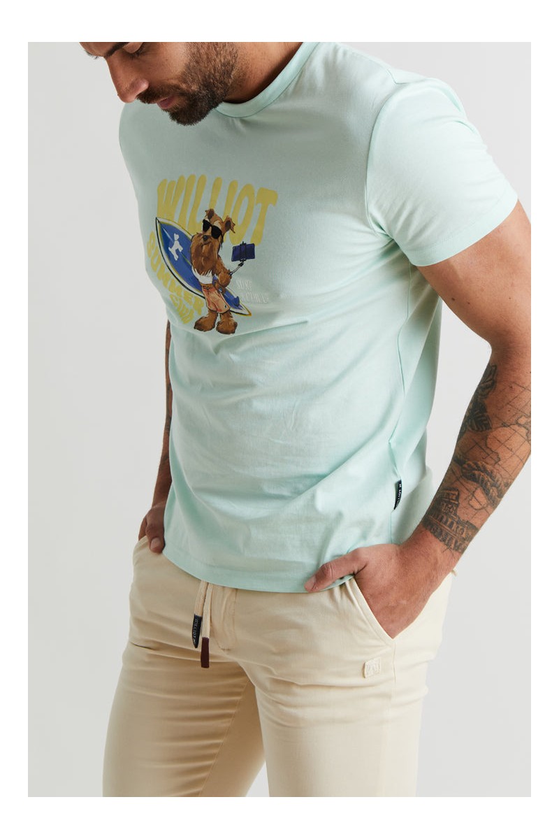  Camiseta Williot Mr. Surfer en color turquesa con estampado veraniego en el pecho. Un diseño fresco, cómodo y con mucha personalidad. 