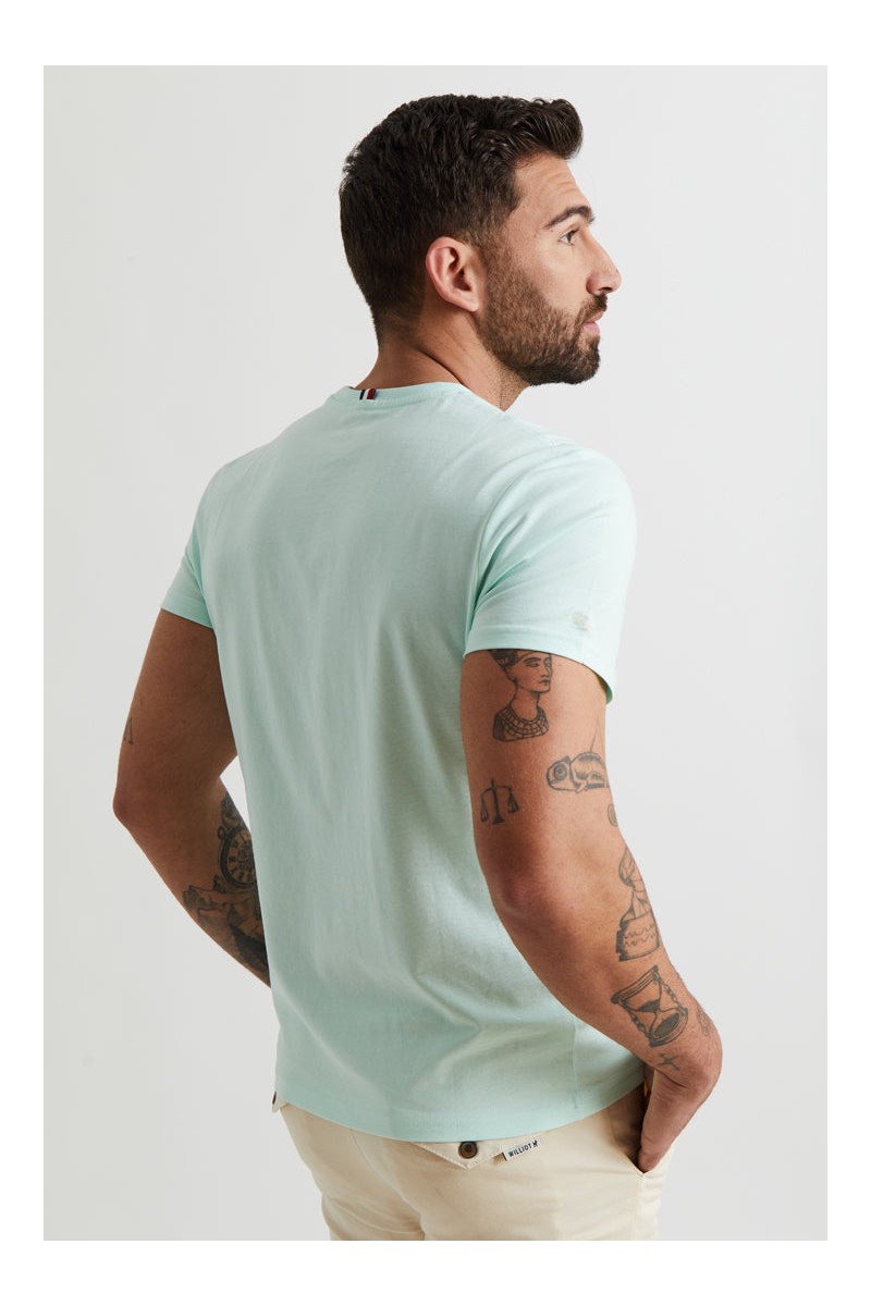  Camiseta Williot Mr. Surfer en color turquesa con estampado veraniego en el pecho. Un diseño fresco, cómodo y con mucha personalidad. 