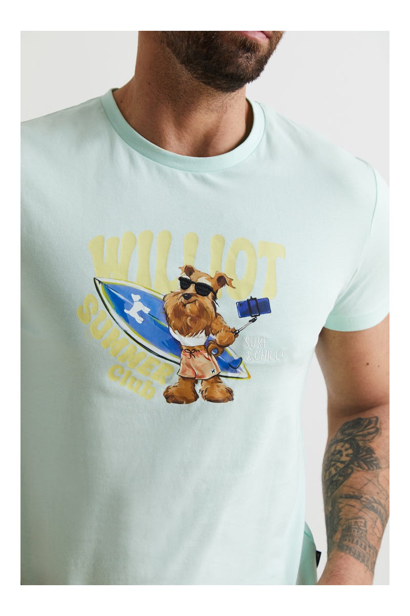  Camiseta Williot Mr. Surfer en color turquesa con estampado veraniego en el pecho. Un diseño fresco, cómodo y con mucha personalidad. 