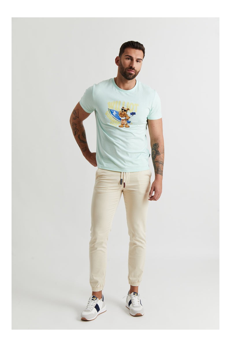  Camiseta Williot Mr. Surfer en color turquesa con estampado veraniego en el pecho. Un diseño fresco, cómodo y con mucha personalidad. 