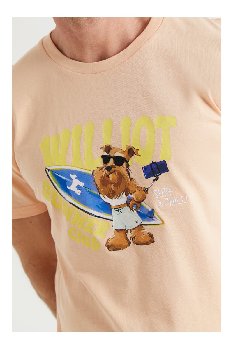 Camiseta naranja de Williot con ilustración surfer de Mr. Williot. Diseño original, ideal para destacar ☀️🐶  2