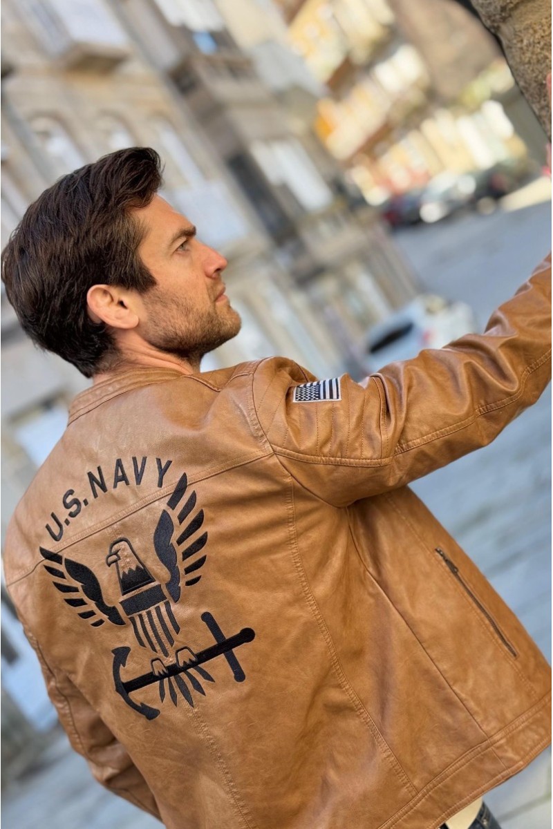  Cazadora La Sal NAVY de ecopiel camel, estilo retro con detalles únicos y numeración limitada. Edición de 100 unidades, diseñada en España.  2