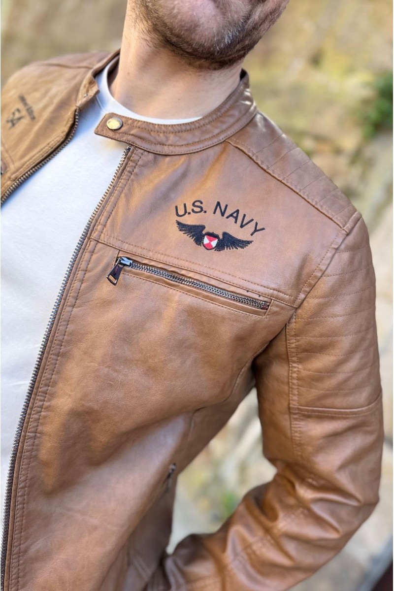  Cazadora La Sal NAVY de ecopiel camel, estilo retro con detalles únicos y numeración limitada. Edición de 100 unidades, diseñada en España. 