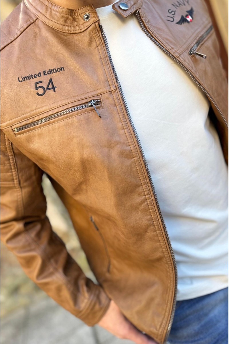  Cazadora La Sal NAVY de ecopiel camel, estilo retro con detalles únicos y numeración limitada. Edición de 100 unidades, diseñada en España. 