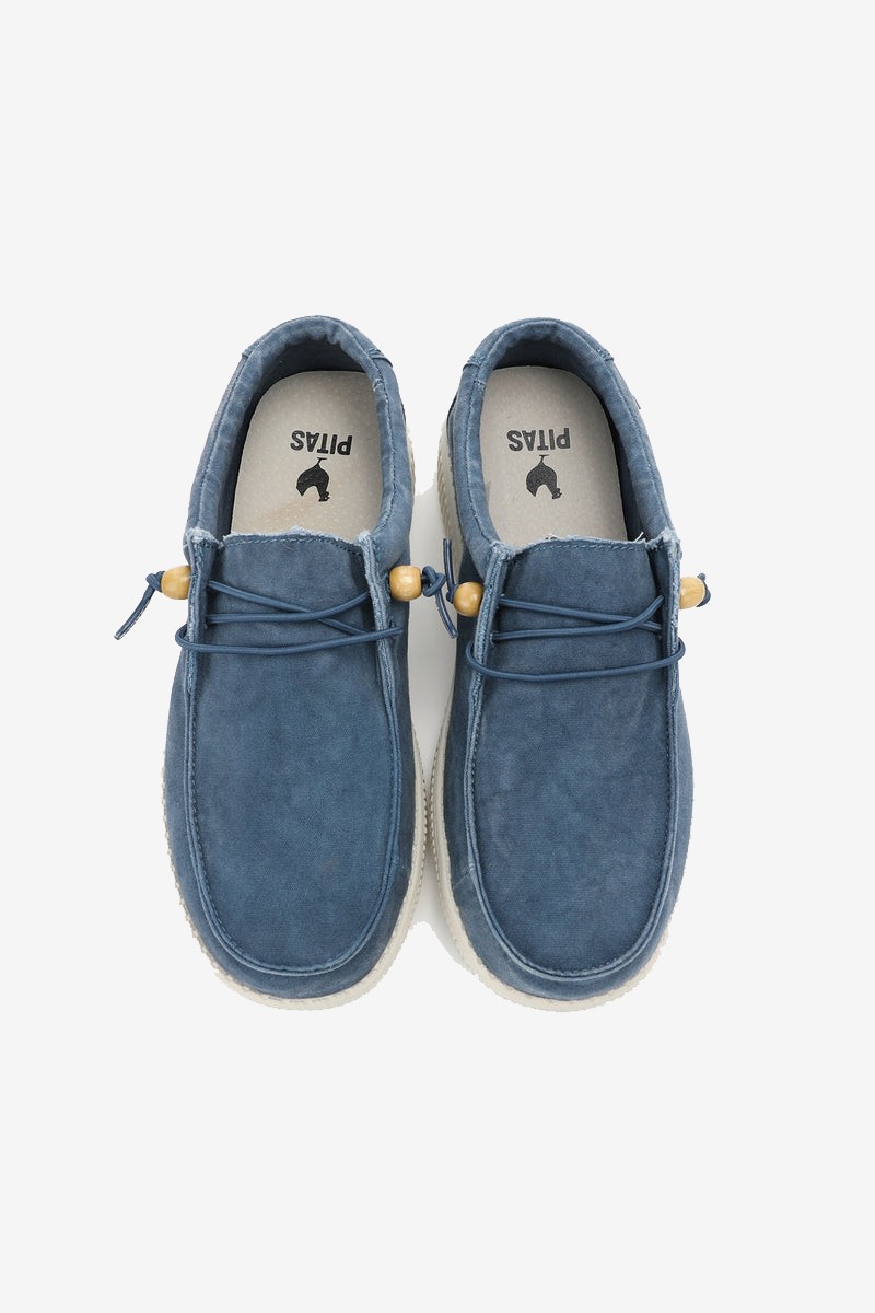 ZAPATILLAS PITAS M26  Wallabi WP150 Washed Azul de Walk in Pitas. Estilo mediterráneo con tejido lavado, suela ligera y plantilla acolchada para máxima comodidad.