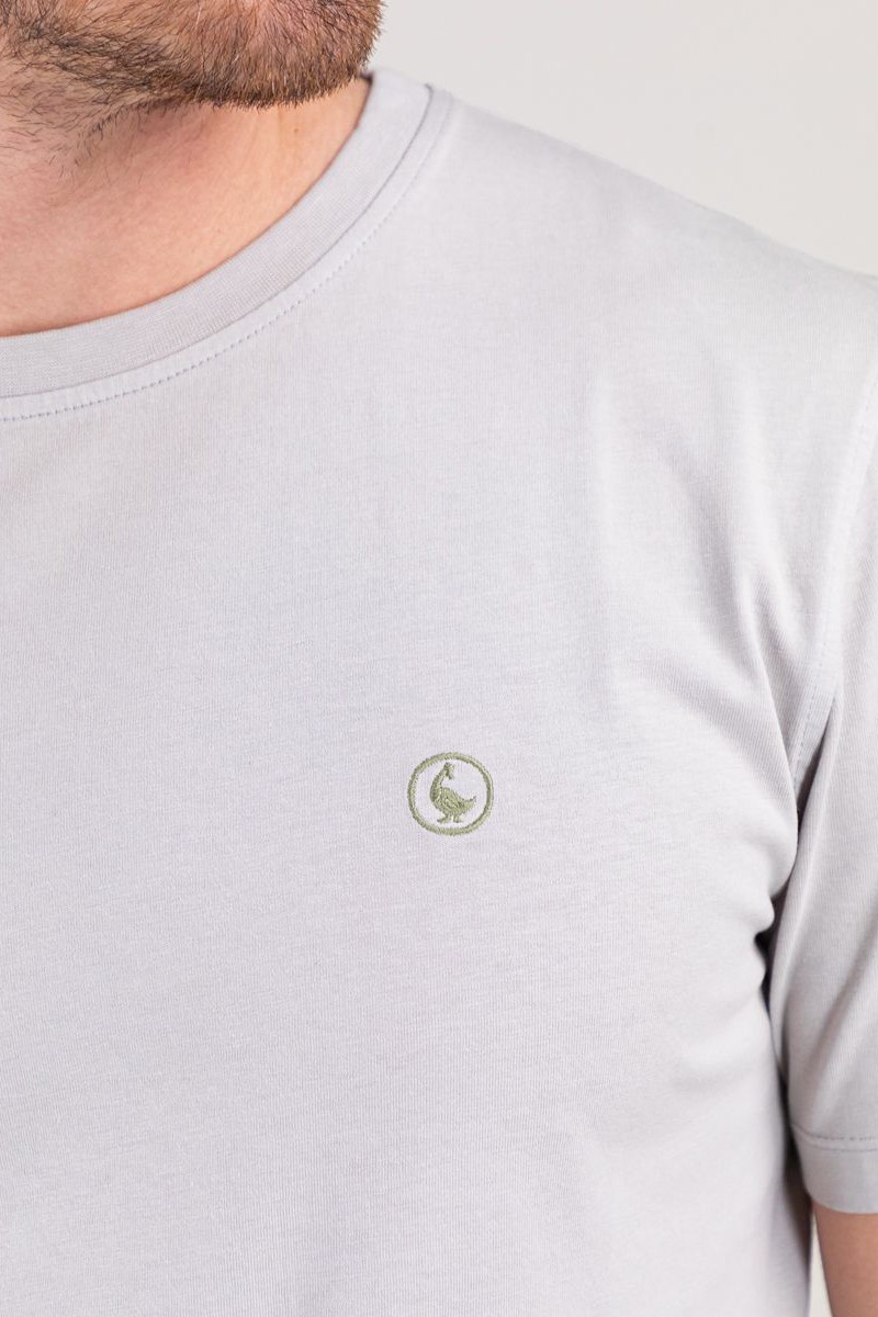  Camiseta El Ganso gris de cuello caja y efecto garment dyed. Diseño cómodo y versátil para un estilo urbano y actual. 