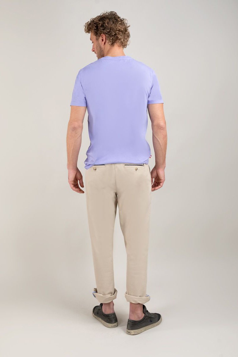  Camiseta El Ganso lila con cuello caja y efecto garment dyed. Un básico cómodo y moderno con un tono suave y original. 