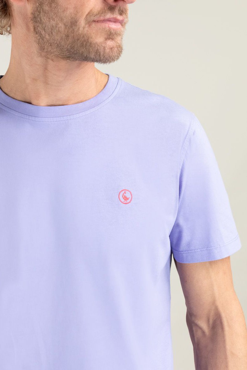  Camiseta El Ganso lila con cuello caja y efecto garment dyed. Un básico cómodo y moderno con un tono suave y original. 