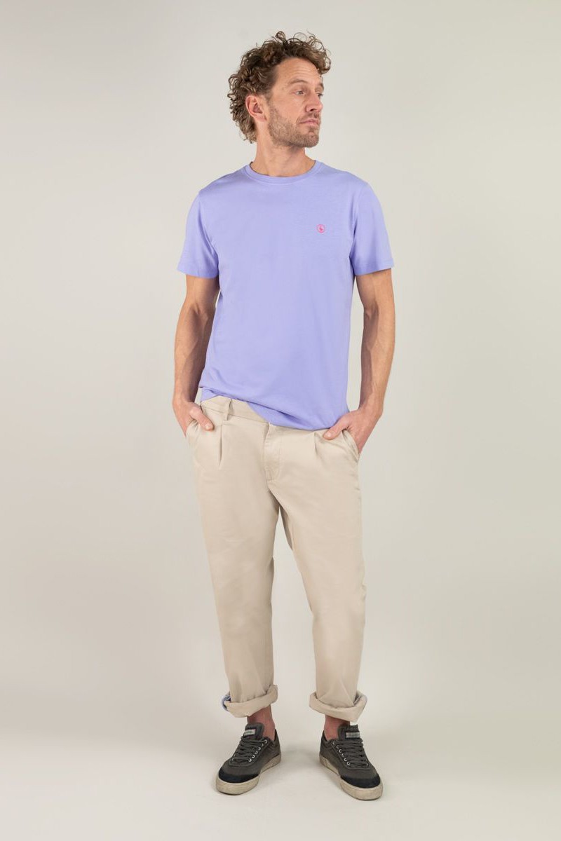  Camiseta El Ganso lila con cuello caja y efecto garment dyed. Un básico cómodo y moderno con un tono suave y original. 