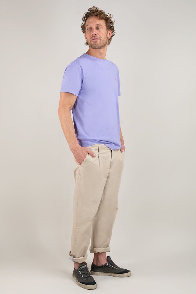  Camiseta El Ganso lila con cuello caja y efecto garment dyed. Un básico cómodo y moderno con un tono suave y original. 