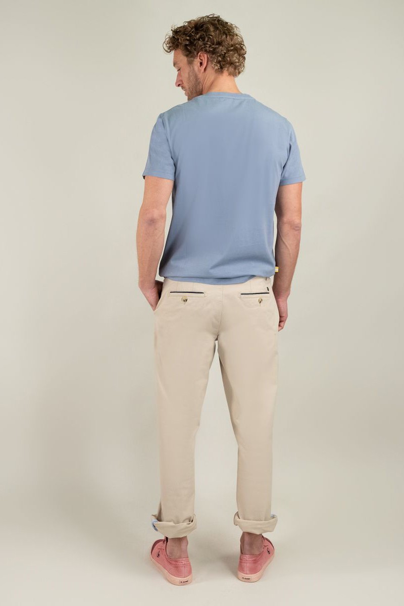  Camiseta El Ganso azul con cuello caja y acabado garment dyed. Un básico cómodo y actual para cualquier ocasión. 