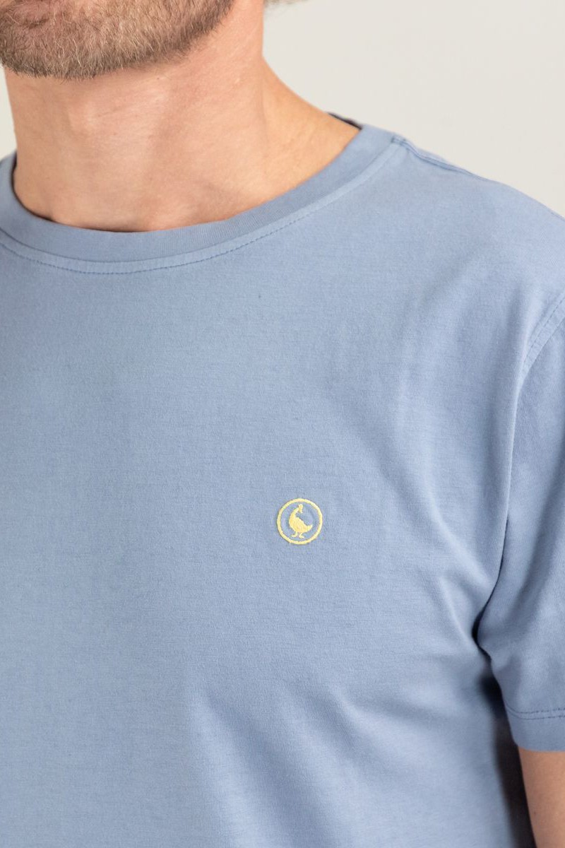  Camiseta El Ganso azul con cuello caja y acabado garment dyed. Un básico cómodo y actual para cualquier ocasión. 
