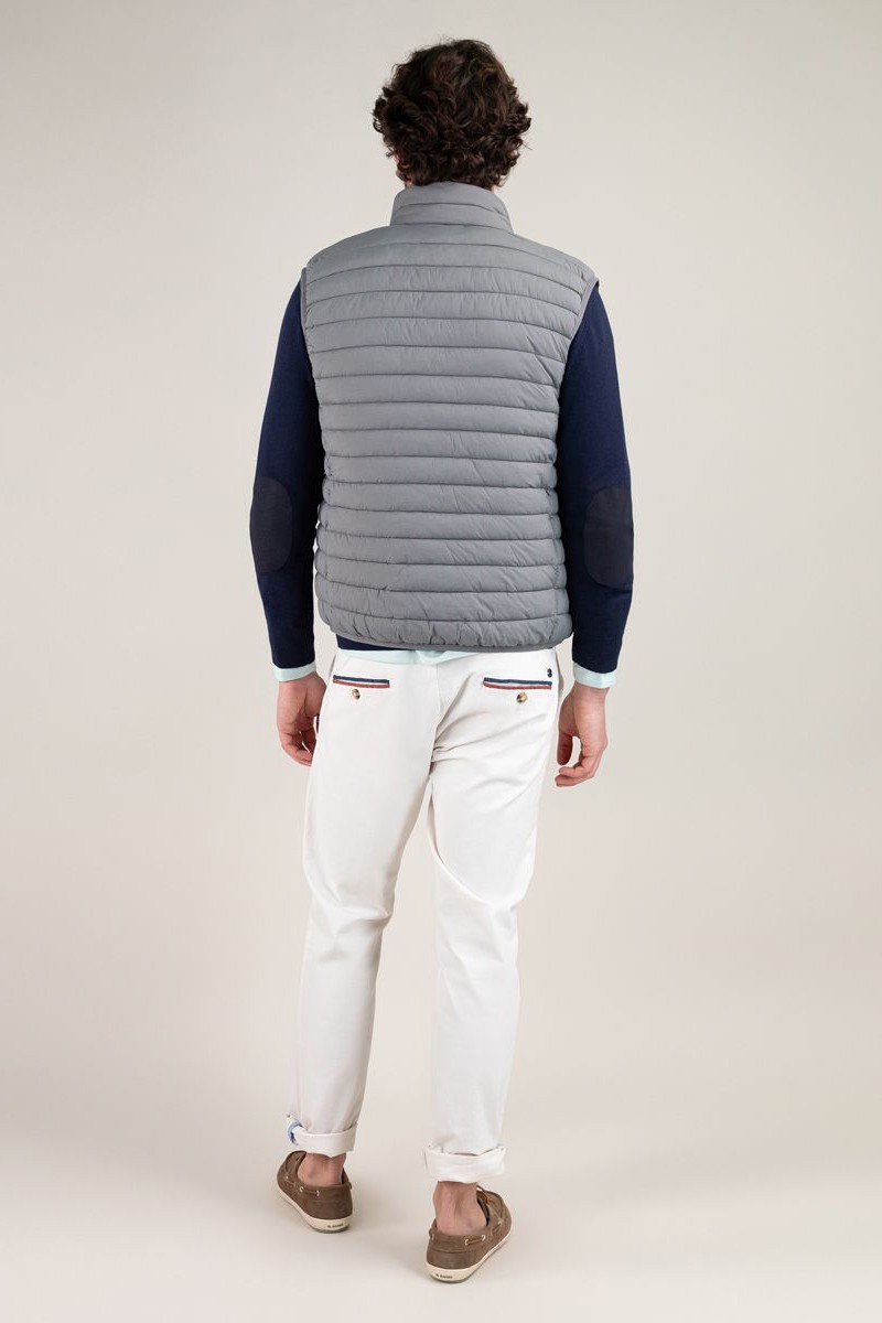  Chaleco acolchado gris El Ganso, ligero y cómodo. Ideal para entretiempo y para completar tus looks casuales con estilo. 