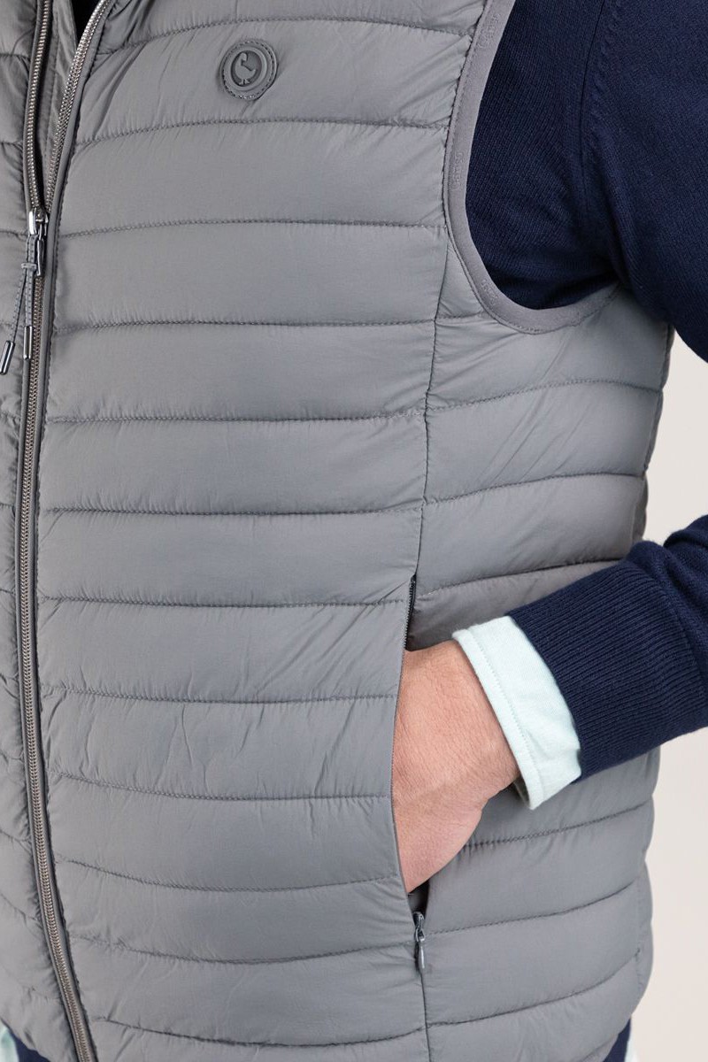  Chaleco acolchado gris El Ganso, ligero y cómodo. Ideal para entretiempo y para completar tus looks casuales con estilo. 