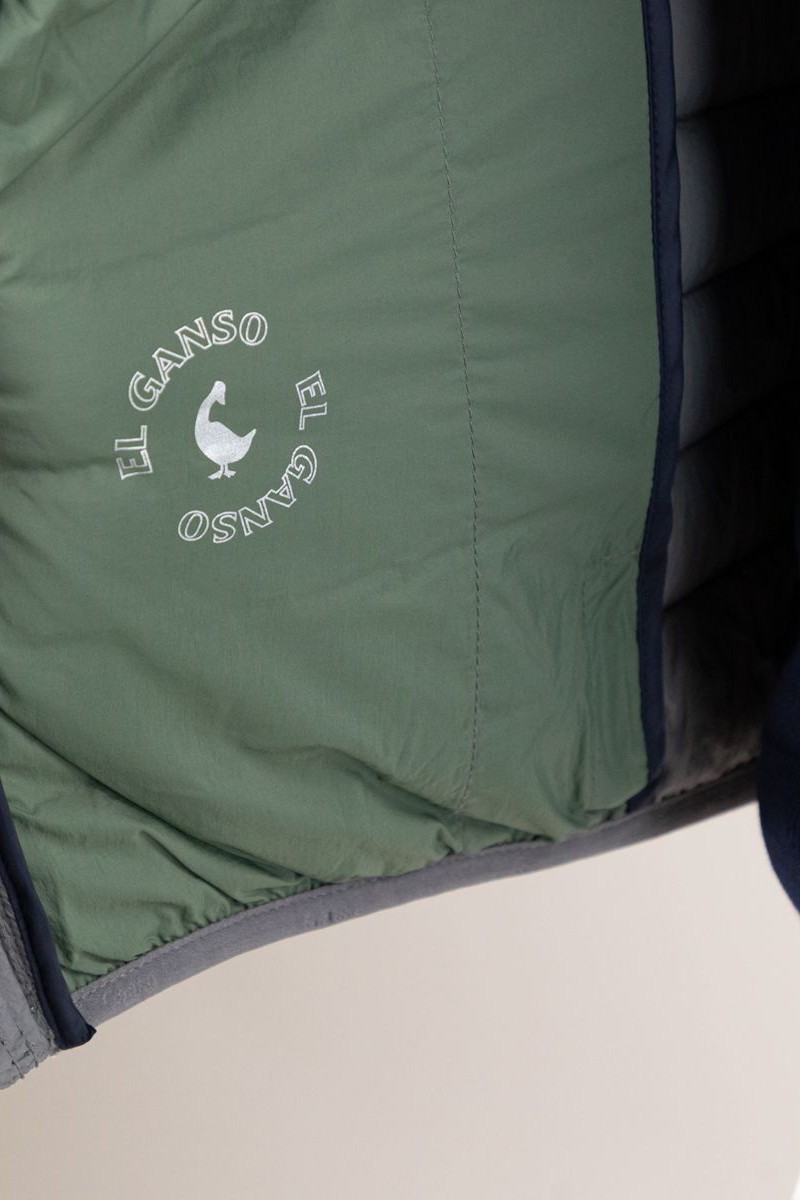  Chaleco acolchado gris El Ganso, ligero y cómodo. Ideal para entretiempo y para completar tus looks casuales con estilo. 