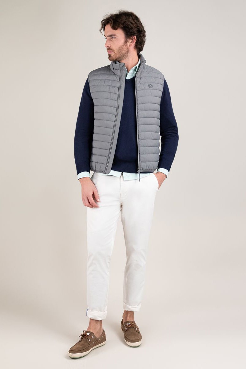 Chaleco acolchado gris El Ganso, ligero y cómodo. Ideal para entretiempo y para completar tus looks casuales con estilo.