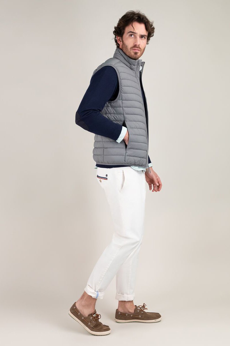  Chaleco acolchado gris El Ganso, ligero y cómodo. Ideal para entretiempo y para completar tus looks casuales con estilo. 