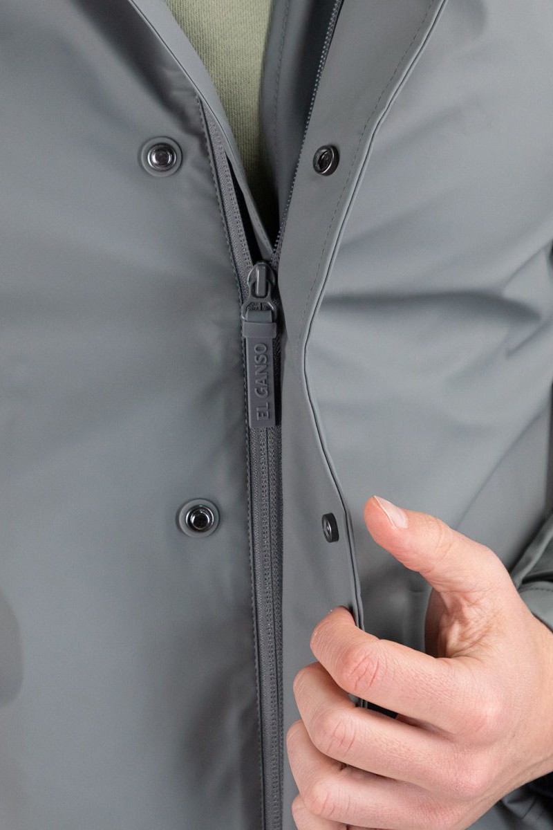  Gabardina gris engomada El Ganso, impermeable y con estilo. Ideal para lluvia y looks urbanos refinados. 