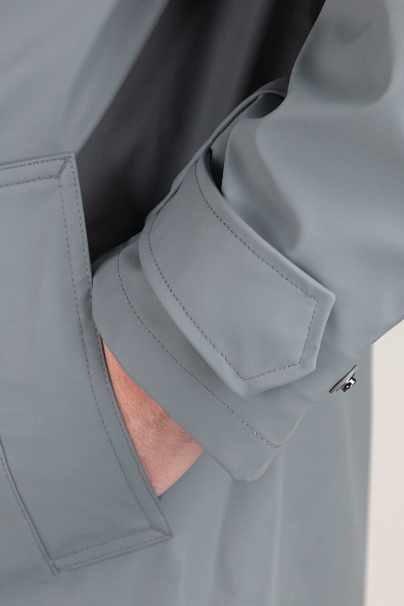  Gabardina gris engomada El Ganso, impermeable y con estilo. Ideal para lluvia y looks urbanos refinados. 
