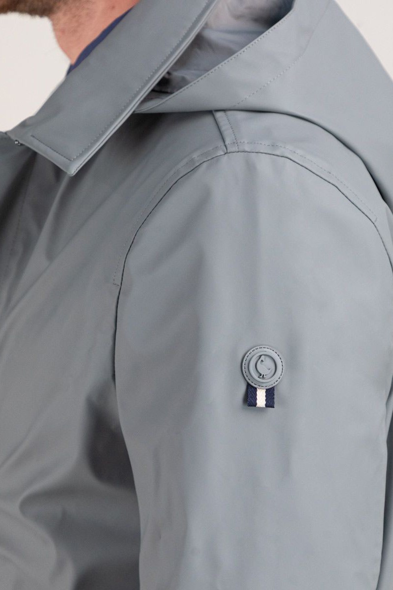  Gabardina gris engomada El Ganso, impermeable y con estilo. Ideal para lluvia y looks urbanos refinados. 