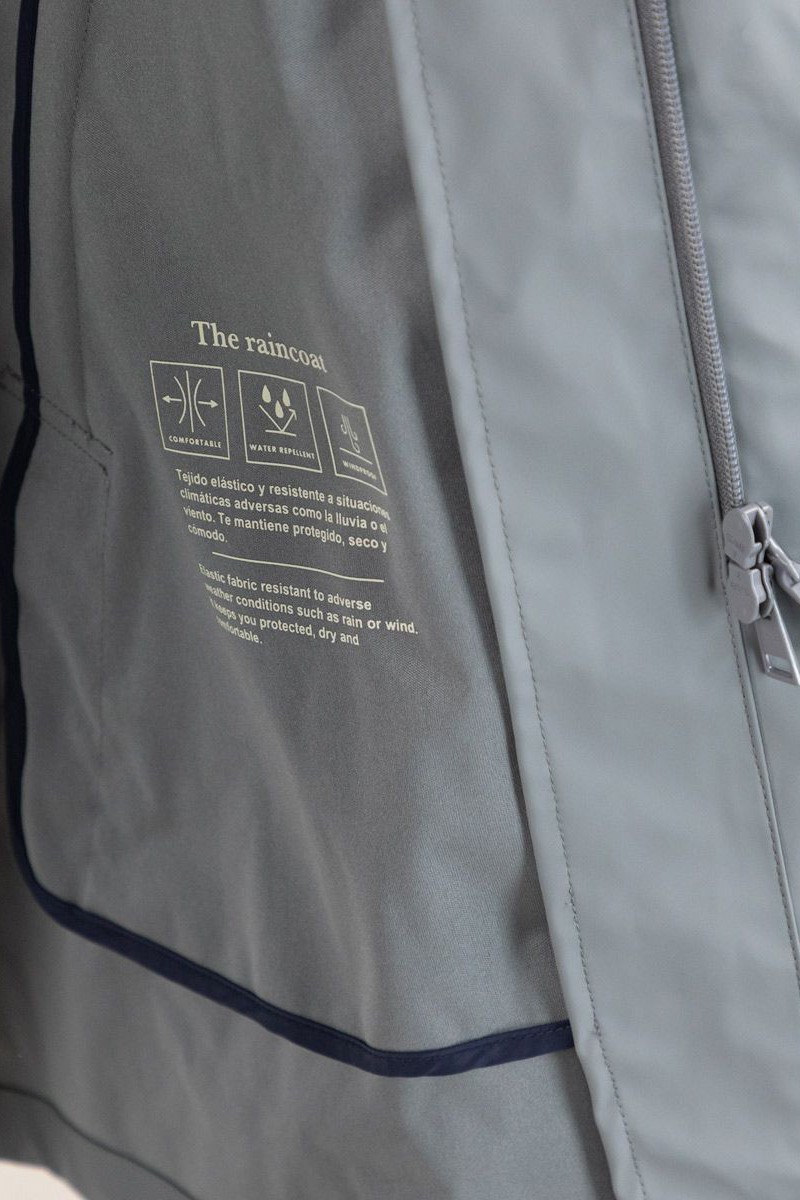  Gabardina gris engomada El Ganso, impermeable y con estilo. Ideal para lluvia y looks urbanos refinados. 