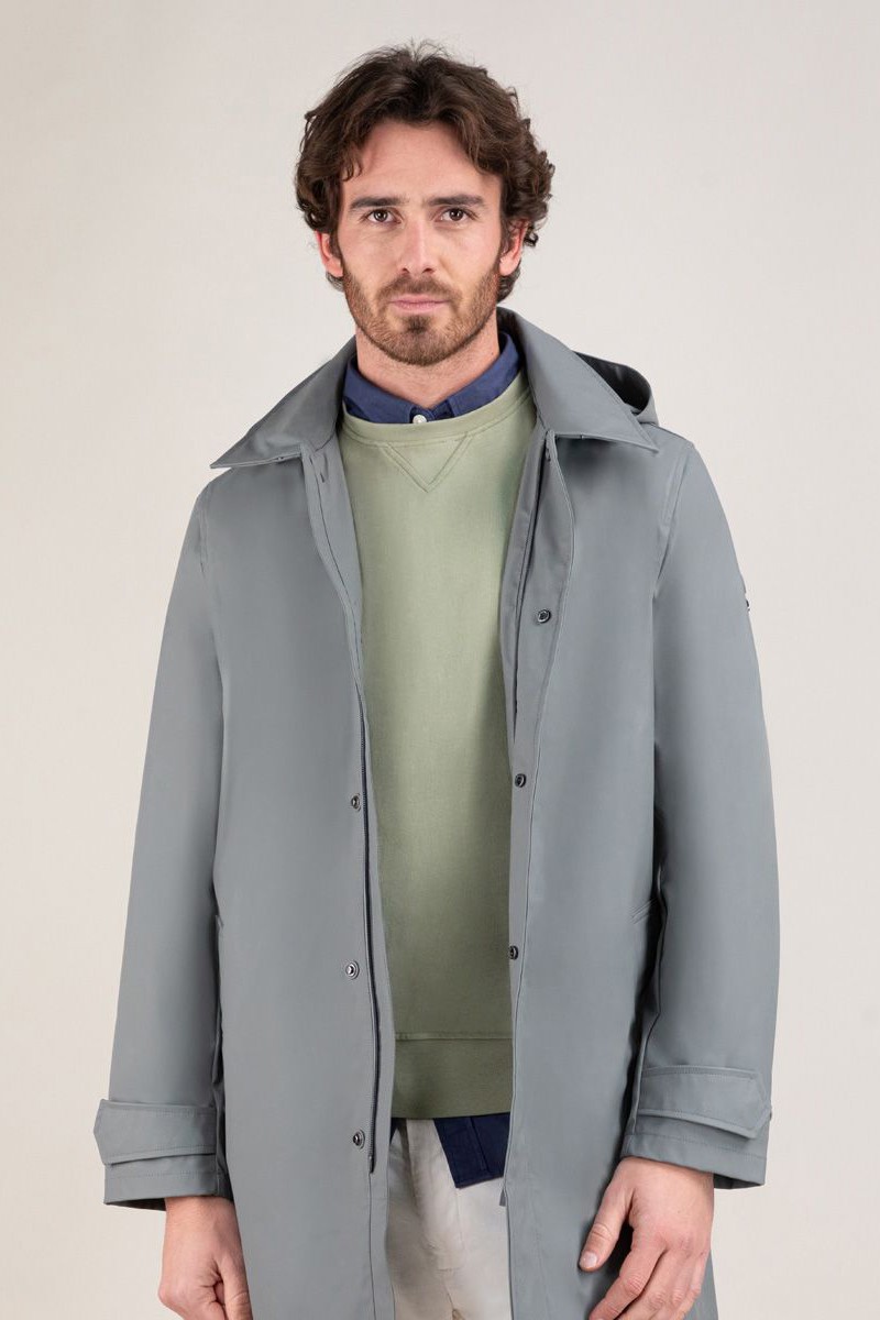  Gabardina gris engomada El Ganso, impermeable y con estilo. Ideal para lluvia y looks urbanos refinados. 