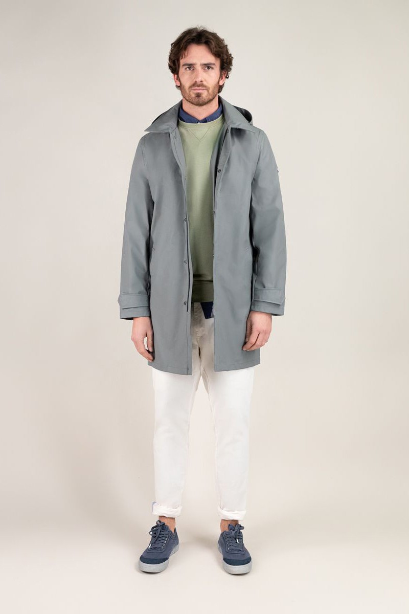  Gabardina gris engomada El Ganso, impermeable y con estilo. Ideal para lluvia y looks urbanos refinados. 