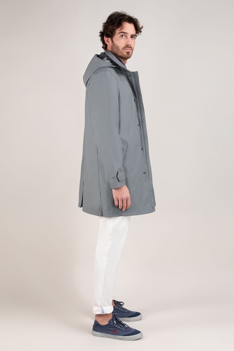  Gabardina gris engomada El Ganso, impermeable y con estilo. Ideal para lluvia y looks urbanos refinados. 