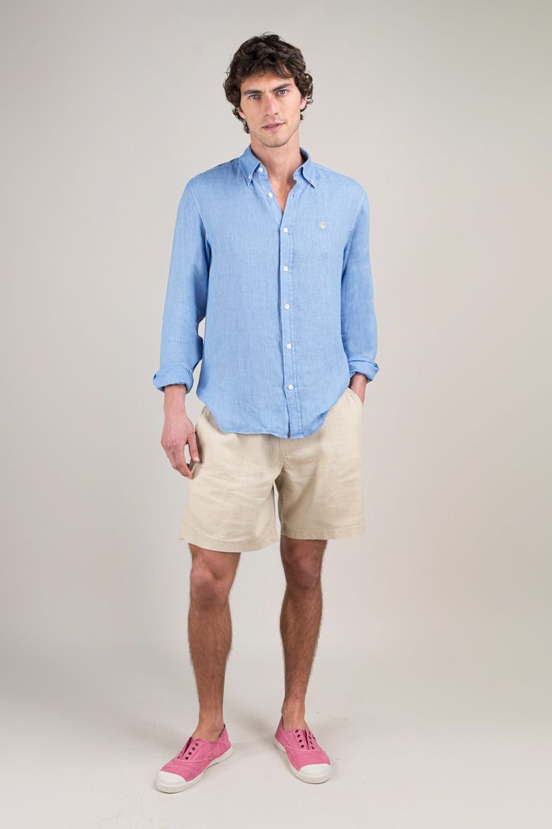 Camisa azul de lino El Ganso, teñida en prenda. Ligera, cómoda y con ese toque casual sofisticado que marca estilo.