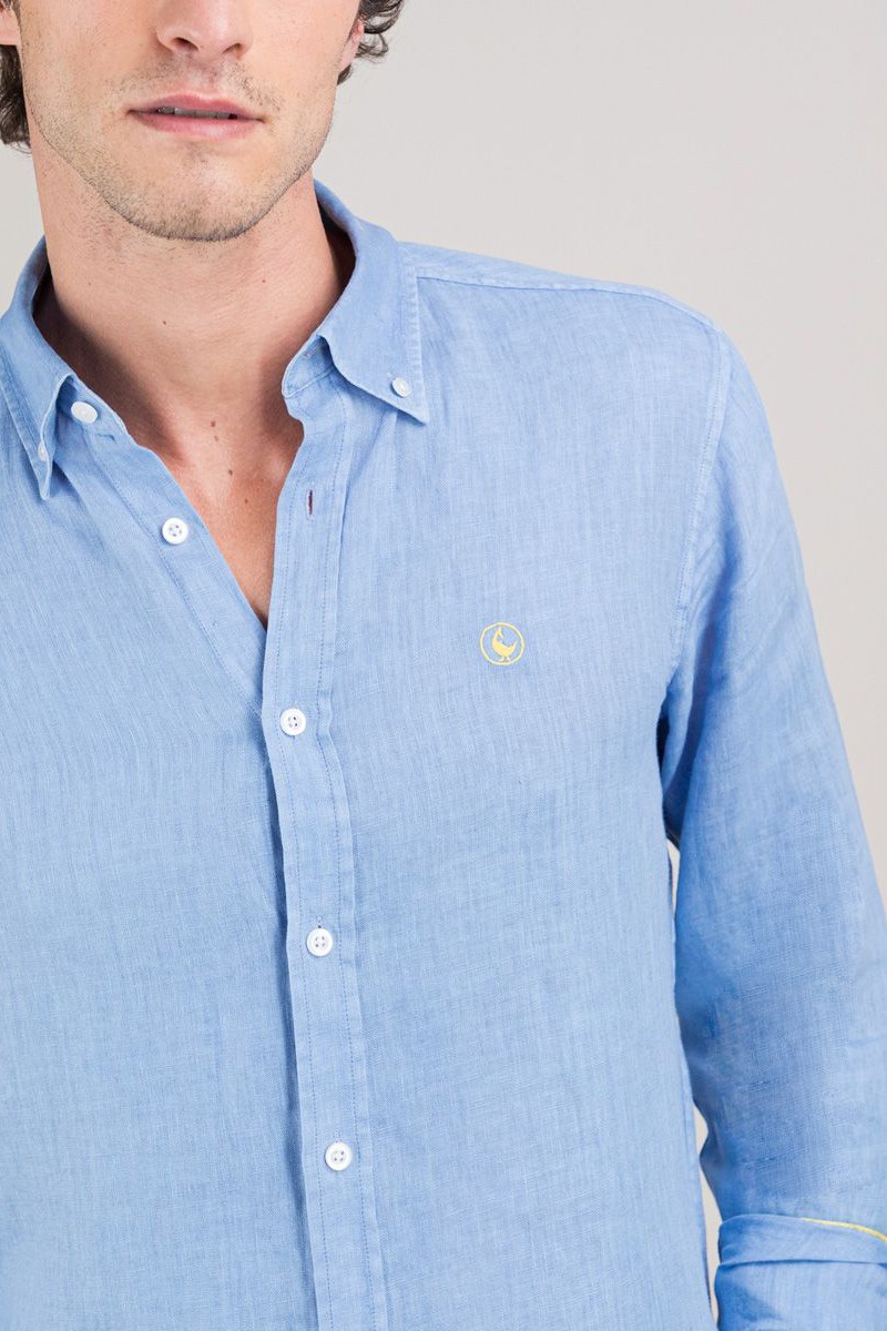  Camisa azul de lino El Ganso, teñida en prenda. Ligera, cómoda y con ese toque casual sofisticado que marca estilo. 
