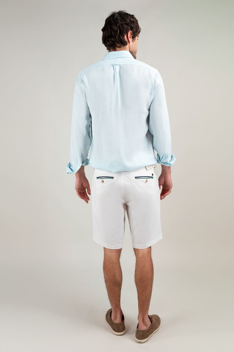  Camisa aguamarina de lino El Ganso, teñida en prenda. Un básico con estilo propio y frescura para el día a día. 