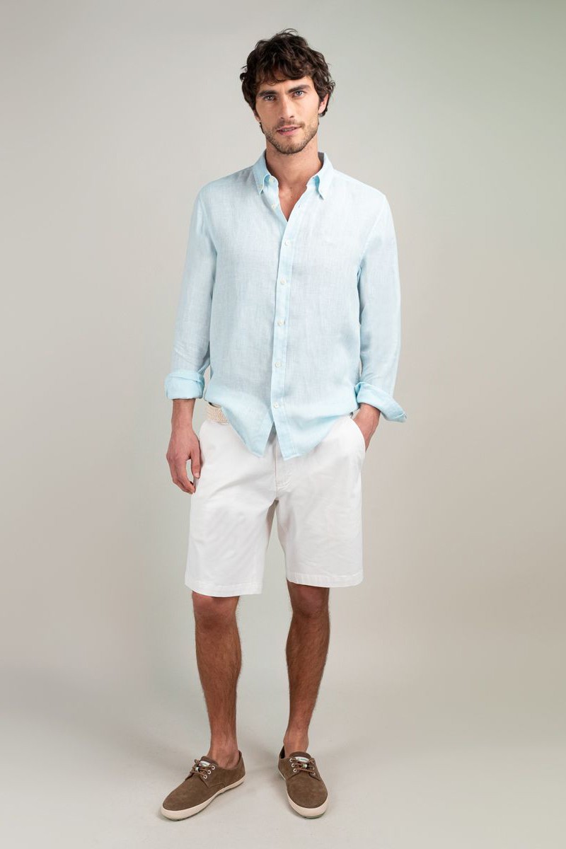  Camisa aguamarina de lino El Ganso, teñida en prenda. Un básico con estilo propio y frescura para el día a día. 