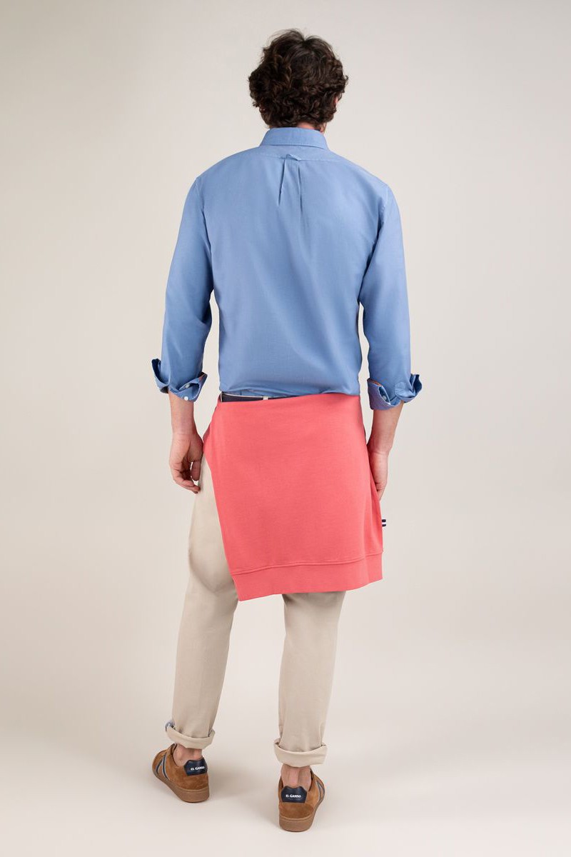  Camisa azul El Ganso en algodón teñido en prenda. Ligera, cómoda y perfecta para combinar en looks casuales o smart. 
