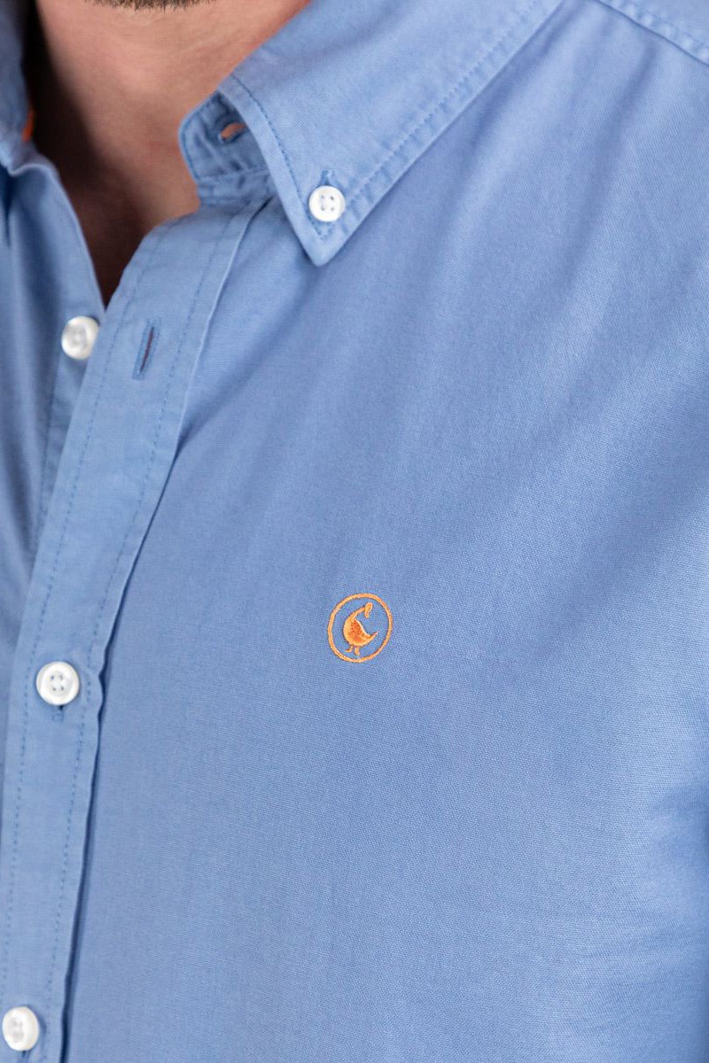  Camisa azul El Ganso en algodón teñido en prenda. Ligera, cómoda y perfecta para combinar en looks casuales o smart. 