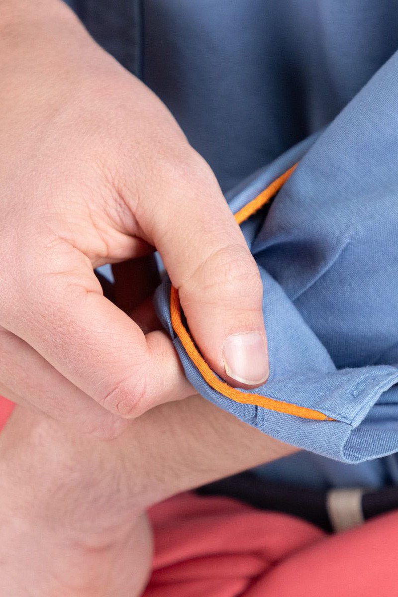  Camisa azul El Ganso en algodón teñido en prenda. Ligera, cómoda y perfecta para combinar en looks casuales o smart. 